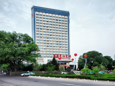 位于西宁市中心,交通便利,环境优美,是青海省首家四星级涉外旅游饭店